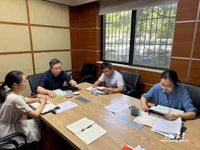 区商务委开展党组中心组学习（2025年8月18日）